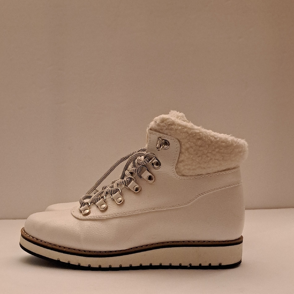 White Mountain Size 7.5m Women's Sherpa Faux Fur Wedge Boots